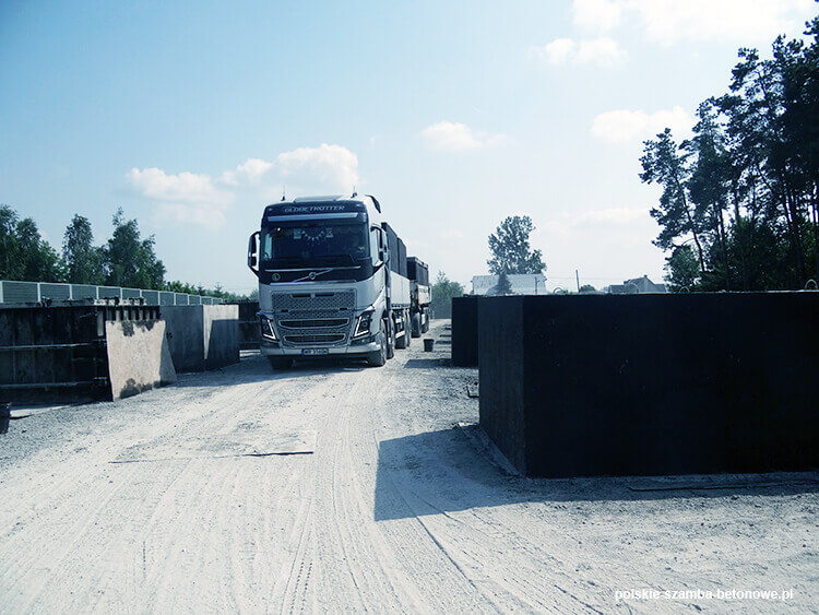 Transport szamb betonowych  w Pniewach